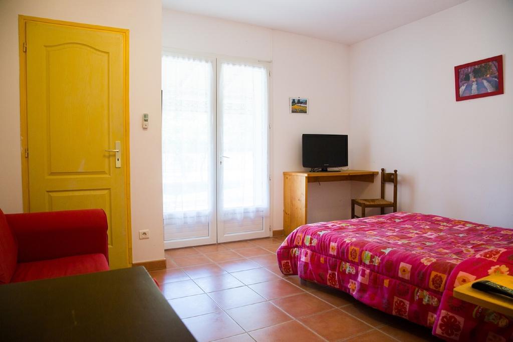 Appartements " Le Clos De La Cerisaie" Castillon-du-Gard Buitenkant foto
