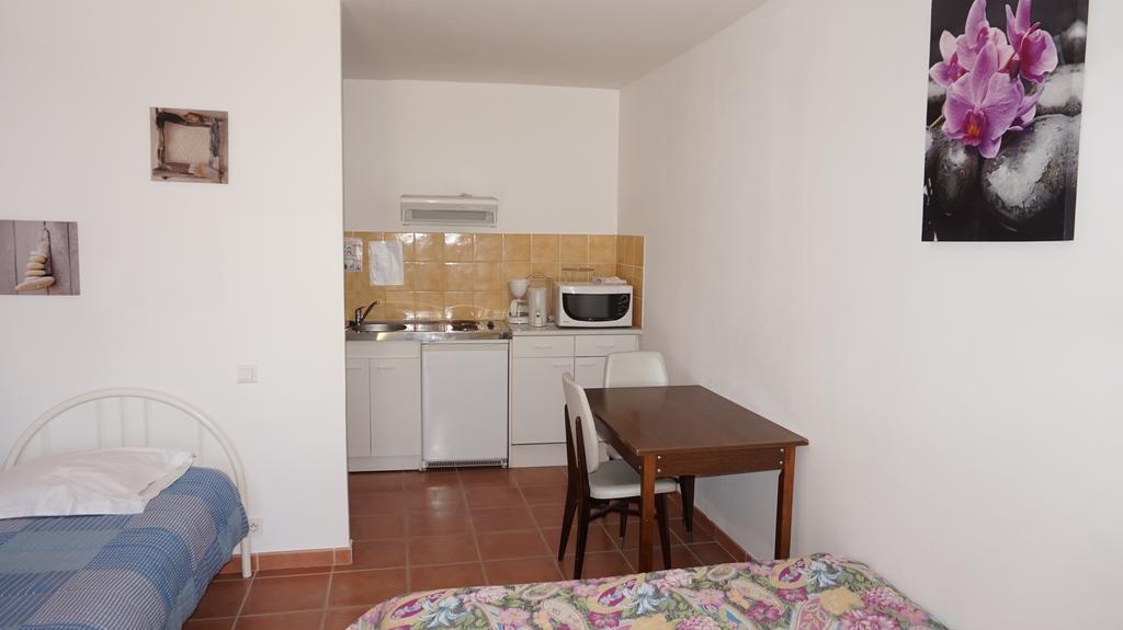 Appartements " Le Clos De La Cerisaie" Castillon-du-Gard Buitenkant foto