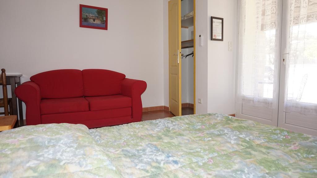 Appartements " Le Clos De La Cerisaie" Castillon-du-Gard Buitenkant foto
